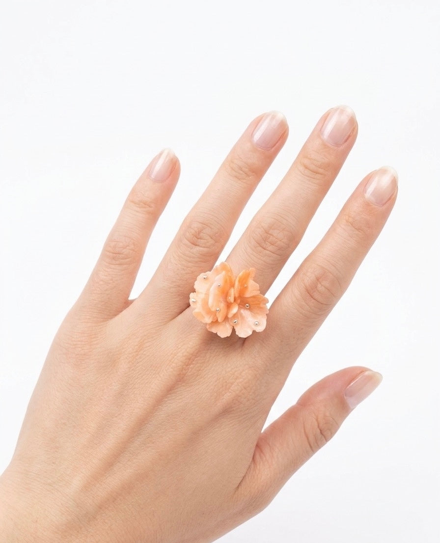 Nhẫn bông hoa màu cam đào nhạt, cánh xếp lớp, đính đá lấp lánh giữa