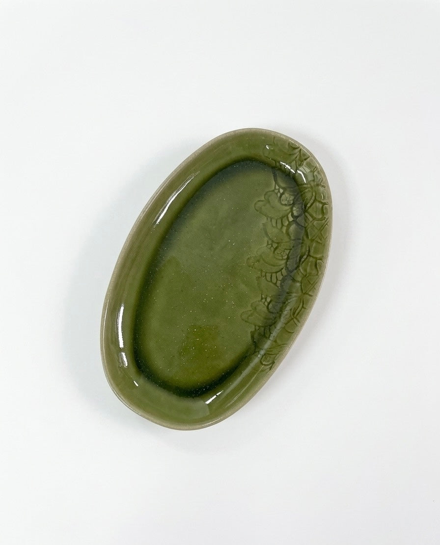 Khay gốm oval xanh rêu đậm, bề mặt bóng, viền hoa văn chìm tinh tế