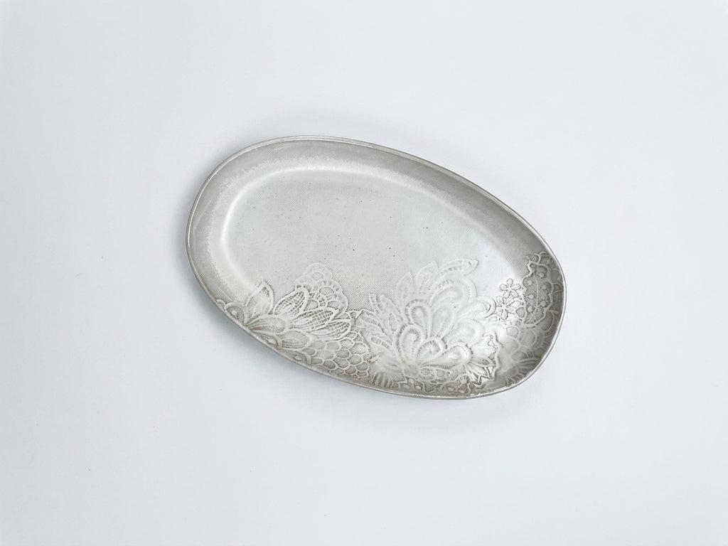 Khay gốm sứ oval màu trắng kem, hoa văn dập nổi tinh xảo, men mịn