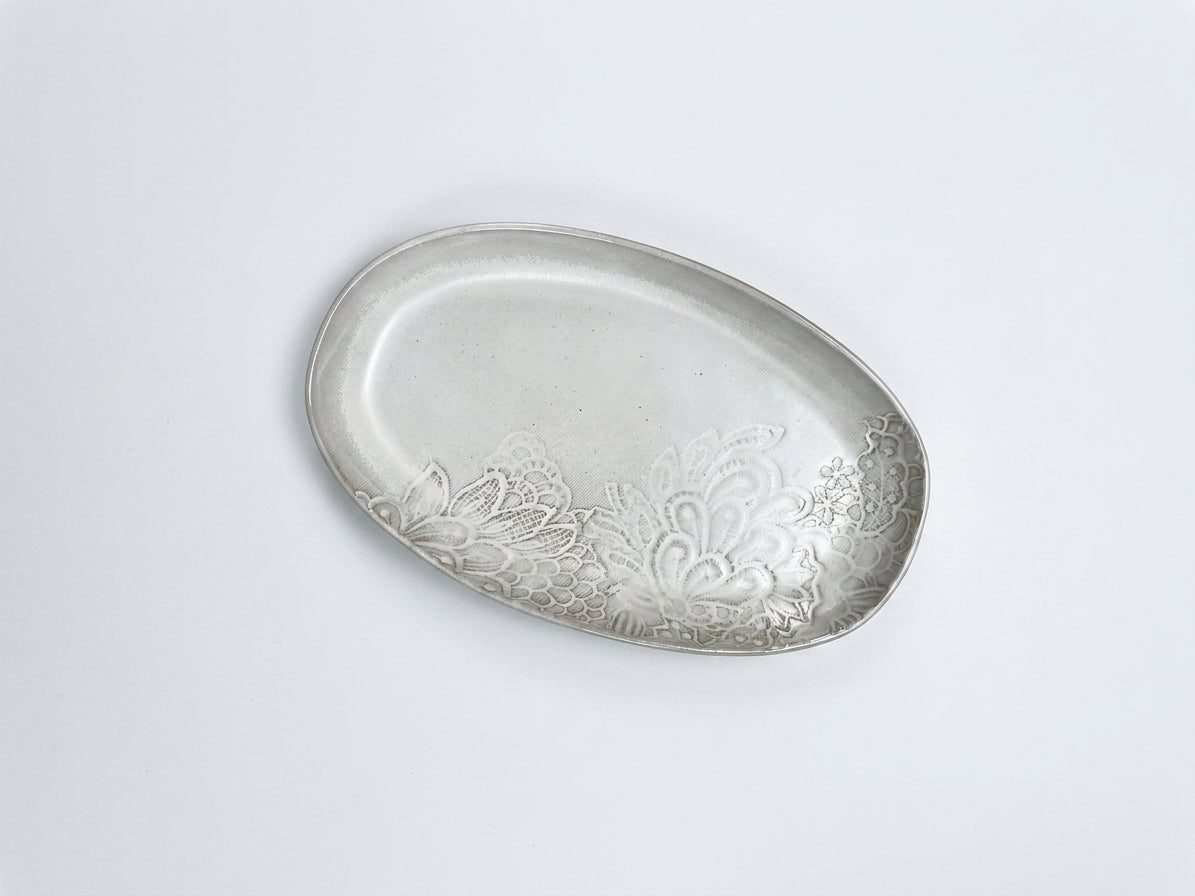 Khay gốm sứ oval màu trắng kem, hoa văn dập nổi tinh xảo, men mịn