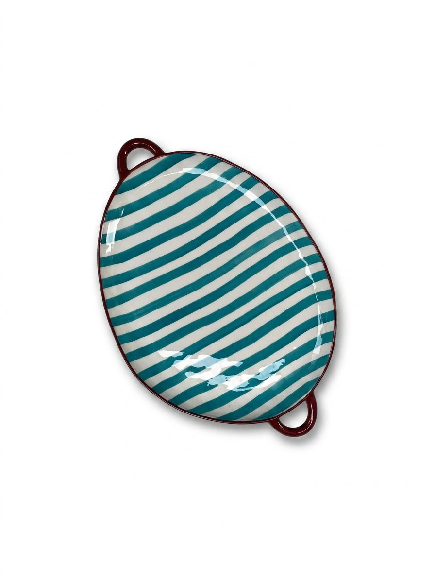 Khay oval họa tiết sọc chéo xanh teal trắng, viền đỏ đô, có hai tay cầm