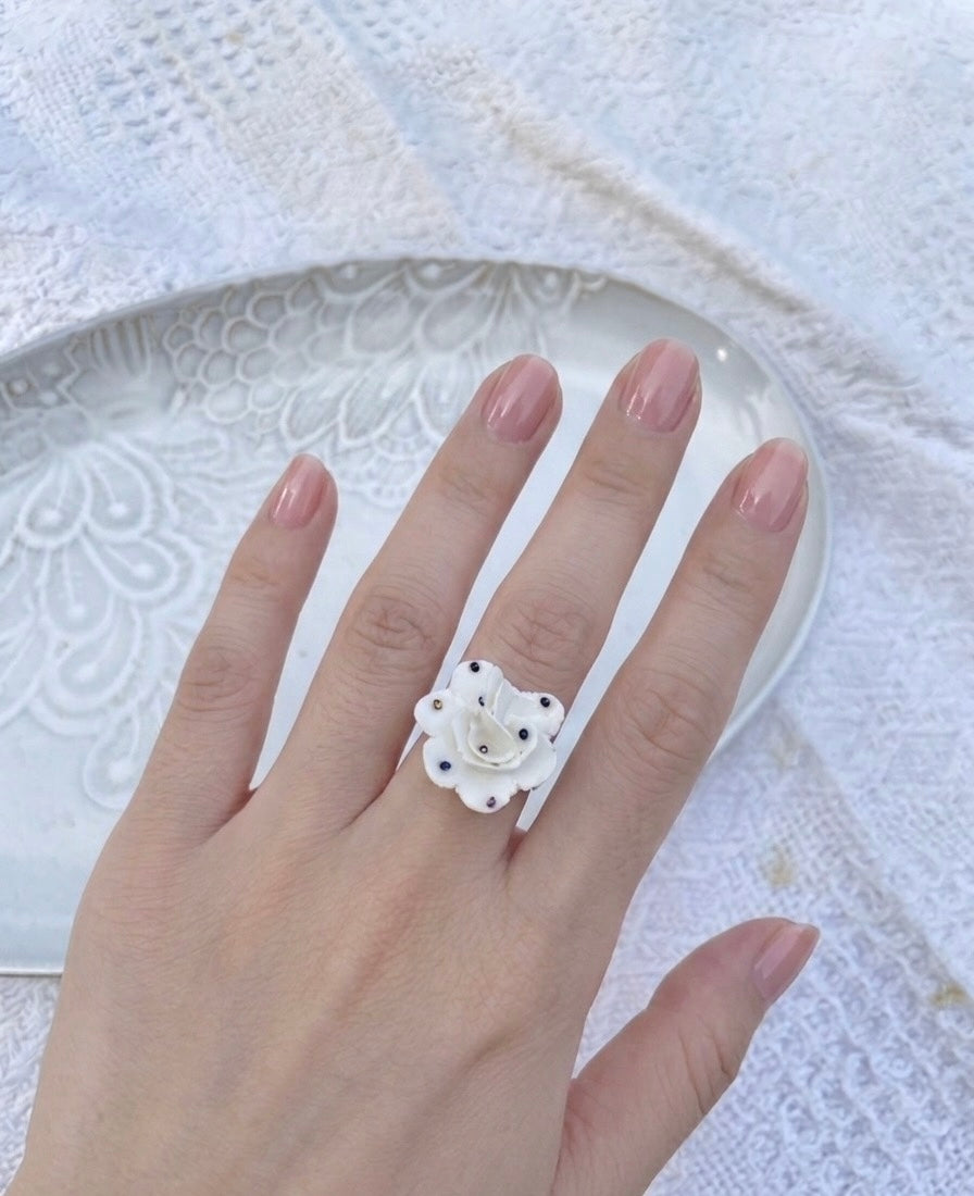 Nhẫn hoa trắng đính hạt màu